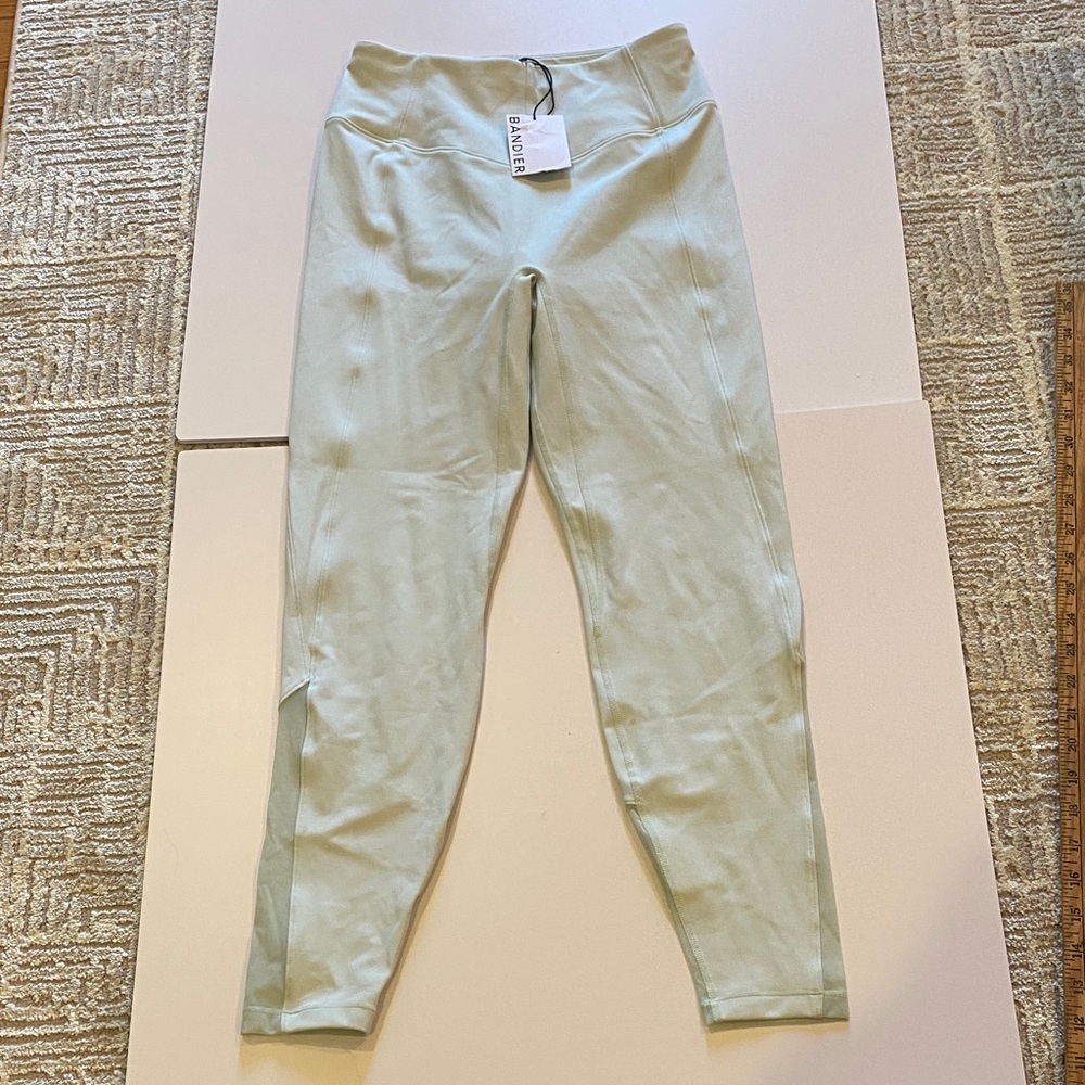 Le Ore Light Green Leggings Sz S.  NWT